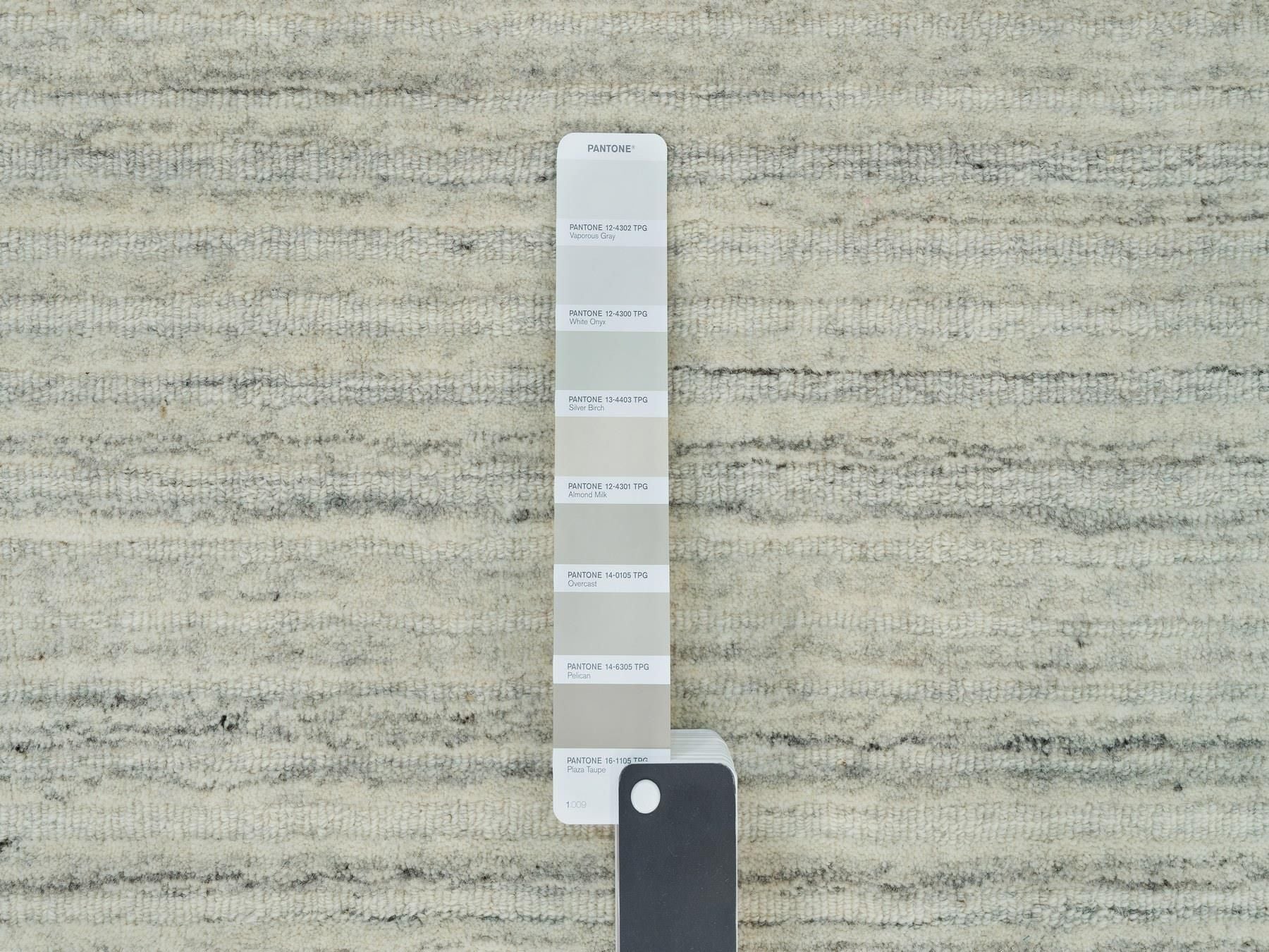 Modern / Contemporary hand-knotted wool rug in Ivory, 9'1" x 11'11" — SKU O090126 (view 7)