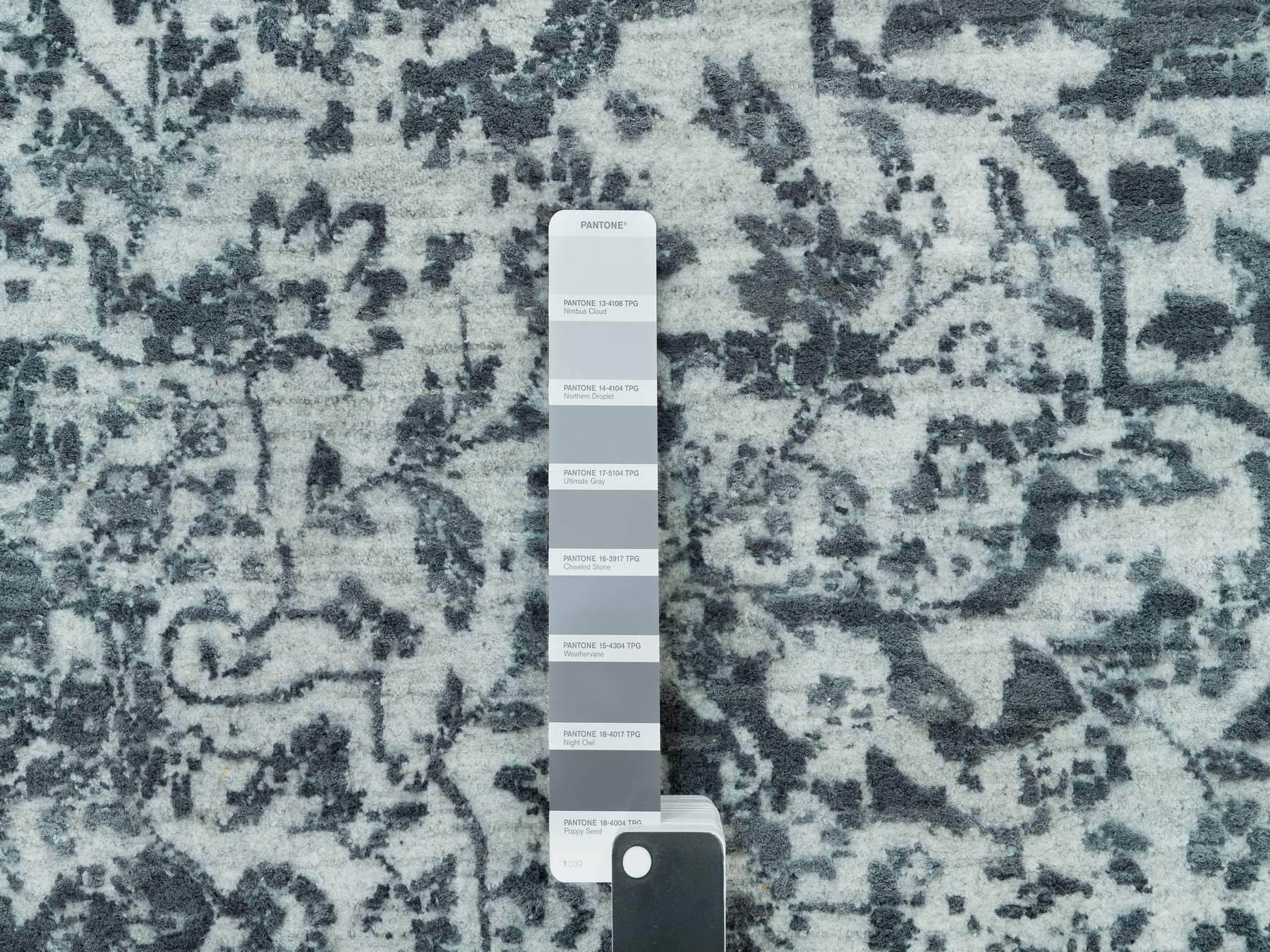 Transitional hand-knotted wool/silk rug in Gray, 9'10" x 10'1" — SKU O090134 (view 7)