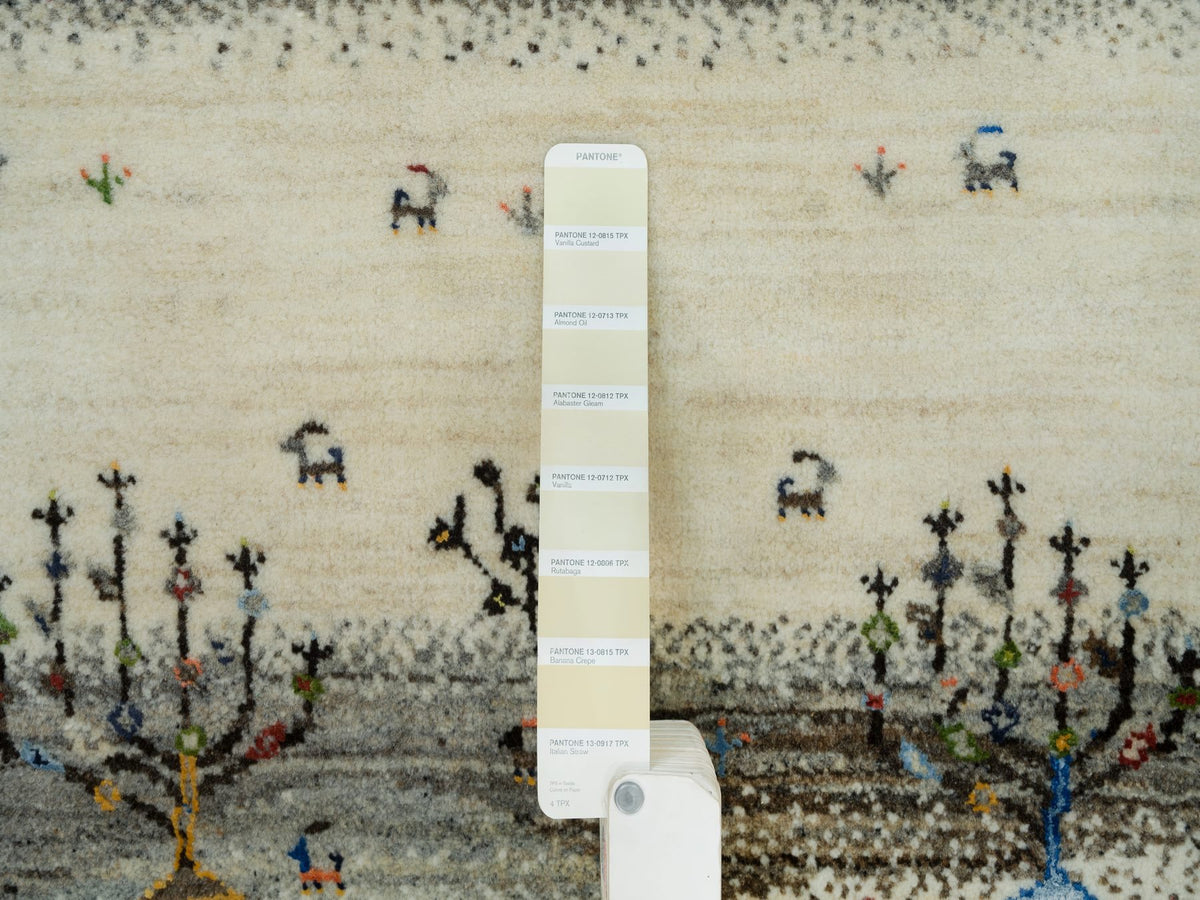 Gabbeh Modern / Contemporary hand-knotted wool runner in Ivory, 2'7" x 8' — SKU O090155 (view 4)