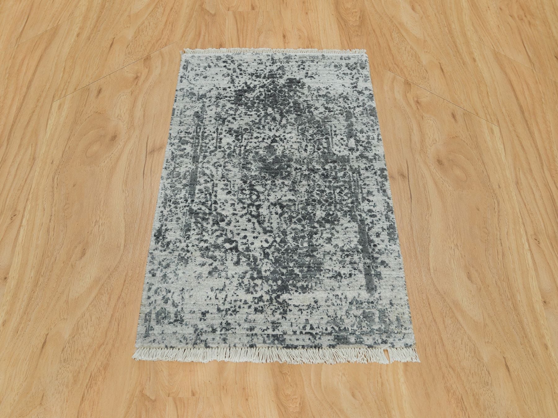 Transitional hand-knotted wool/silk rug in Gray, 2' x 3' — SKU O090206 (view 2)