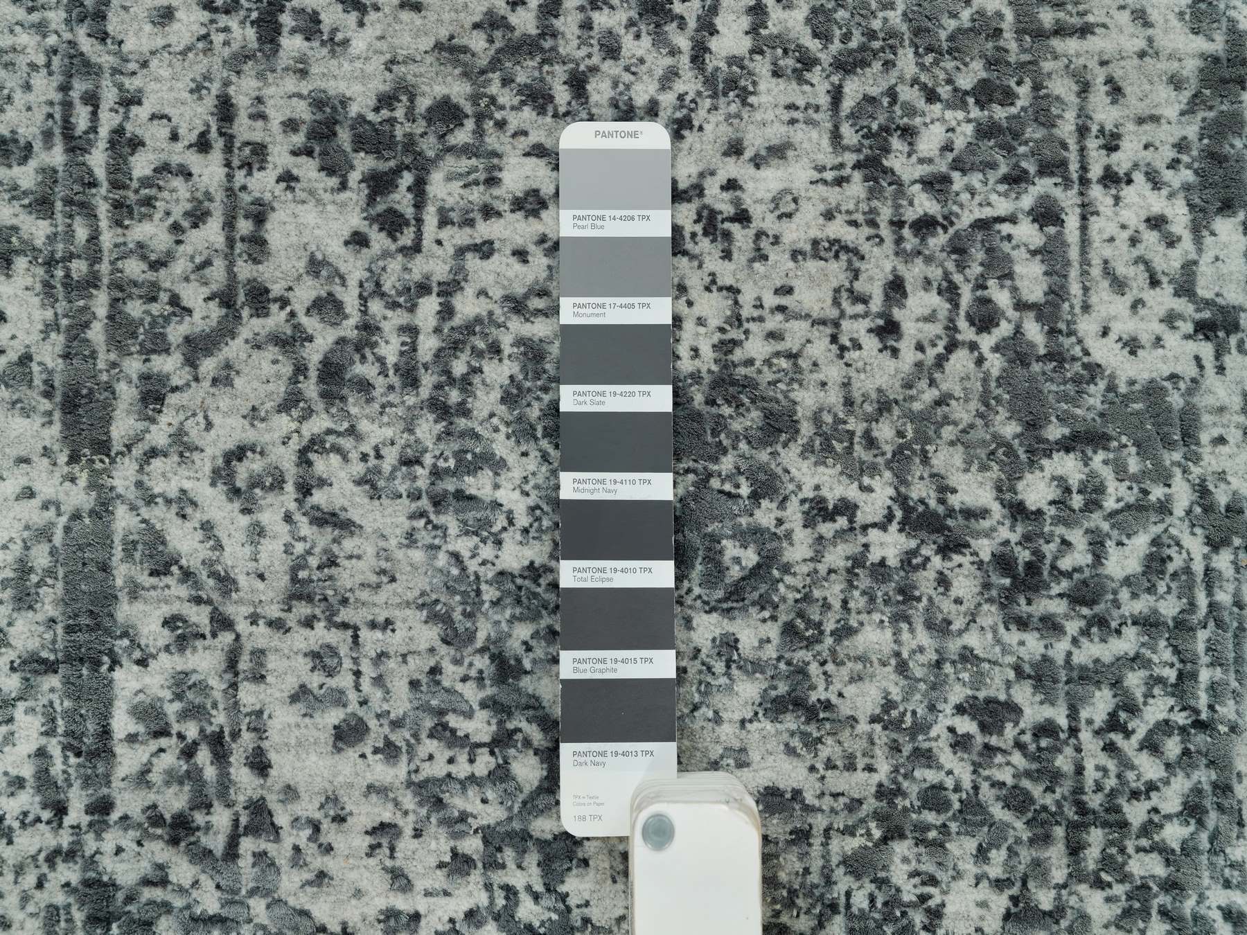 Transitional hand-knotted wool/silk rug in Gray, 2' x 3' — SKU O090207 (view 4)