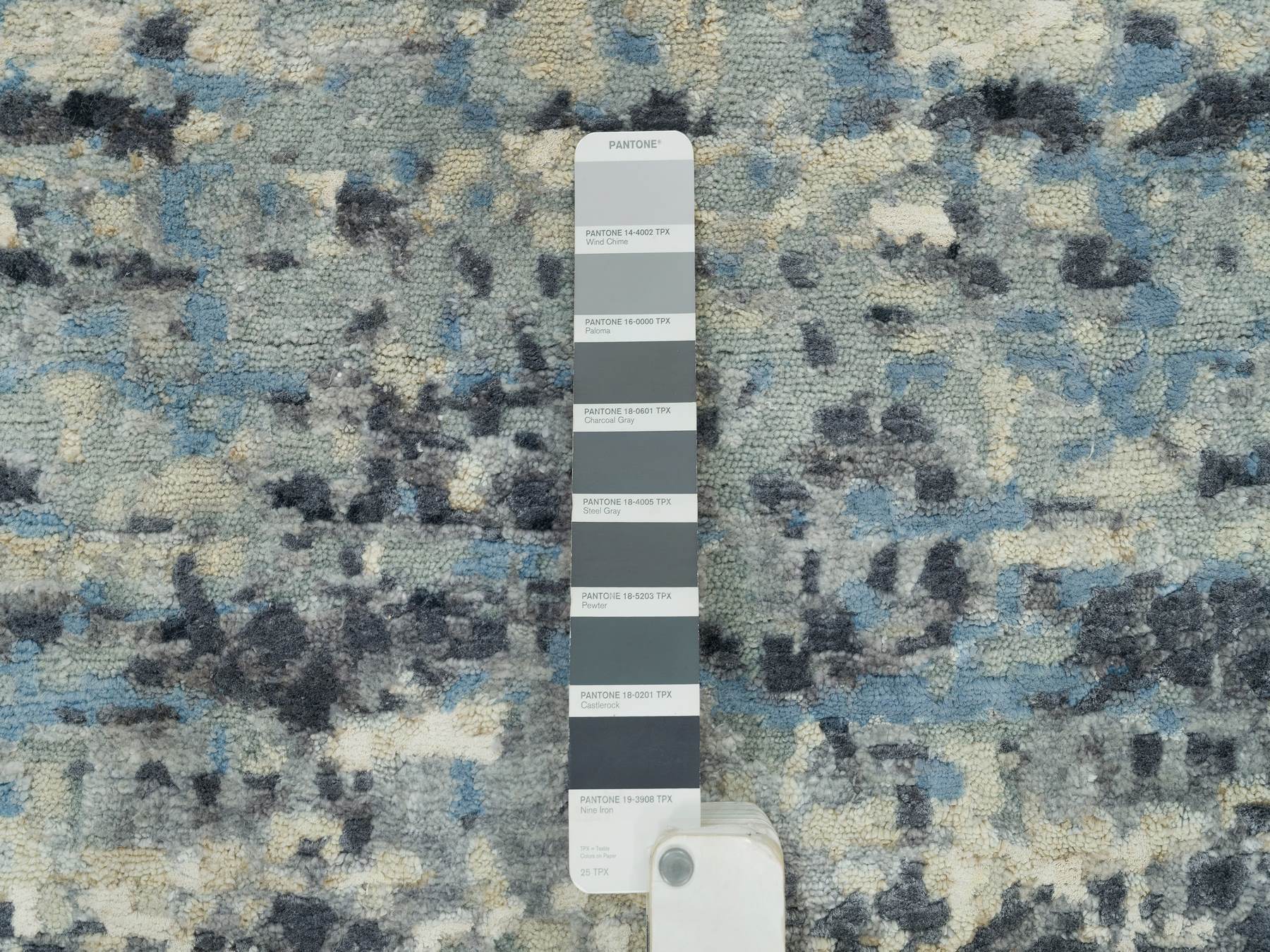 Modern / Contemporary hand-knotted wool/silk rug in Gray, 7'11" x 7'11" — SKU O090210 (view 7)