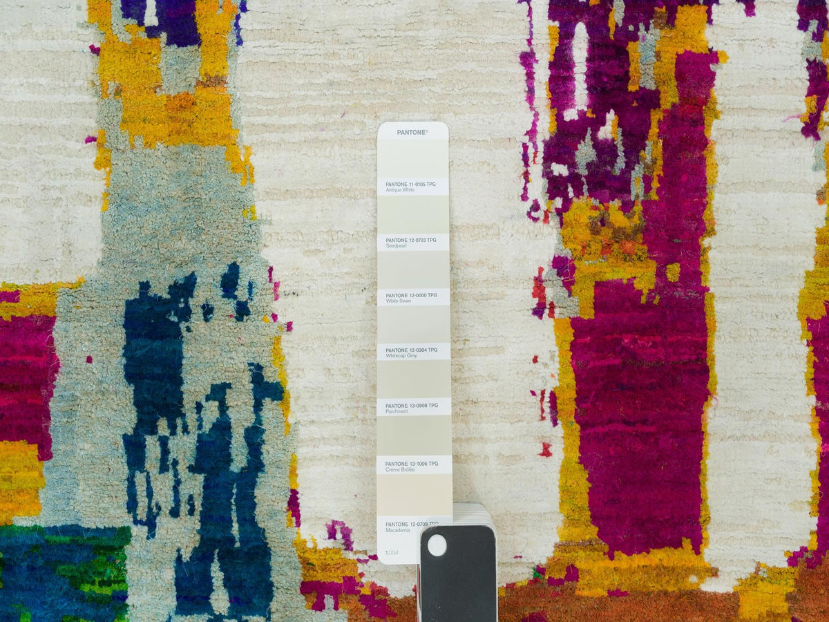 Modern / Contemporary hand-knotted wool/silk rug in Multicolored, 4' x 5'10" — SKU O090249 (view 4)