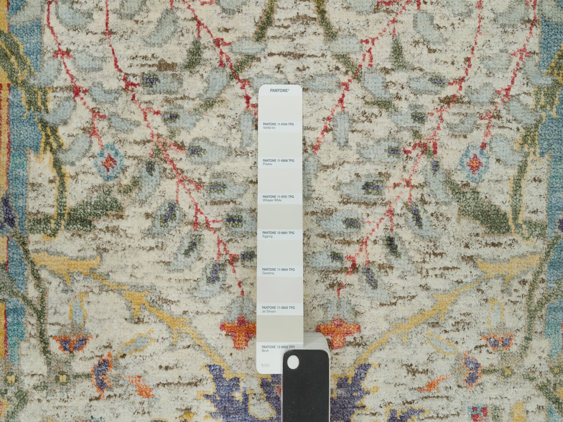 Transitional hand-knotted wool/silk rug in Ivory, 5'10" x 5'10" — SKU O090256 (view 4)