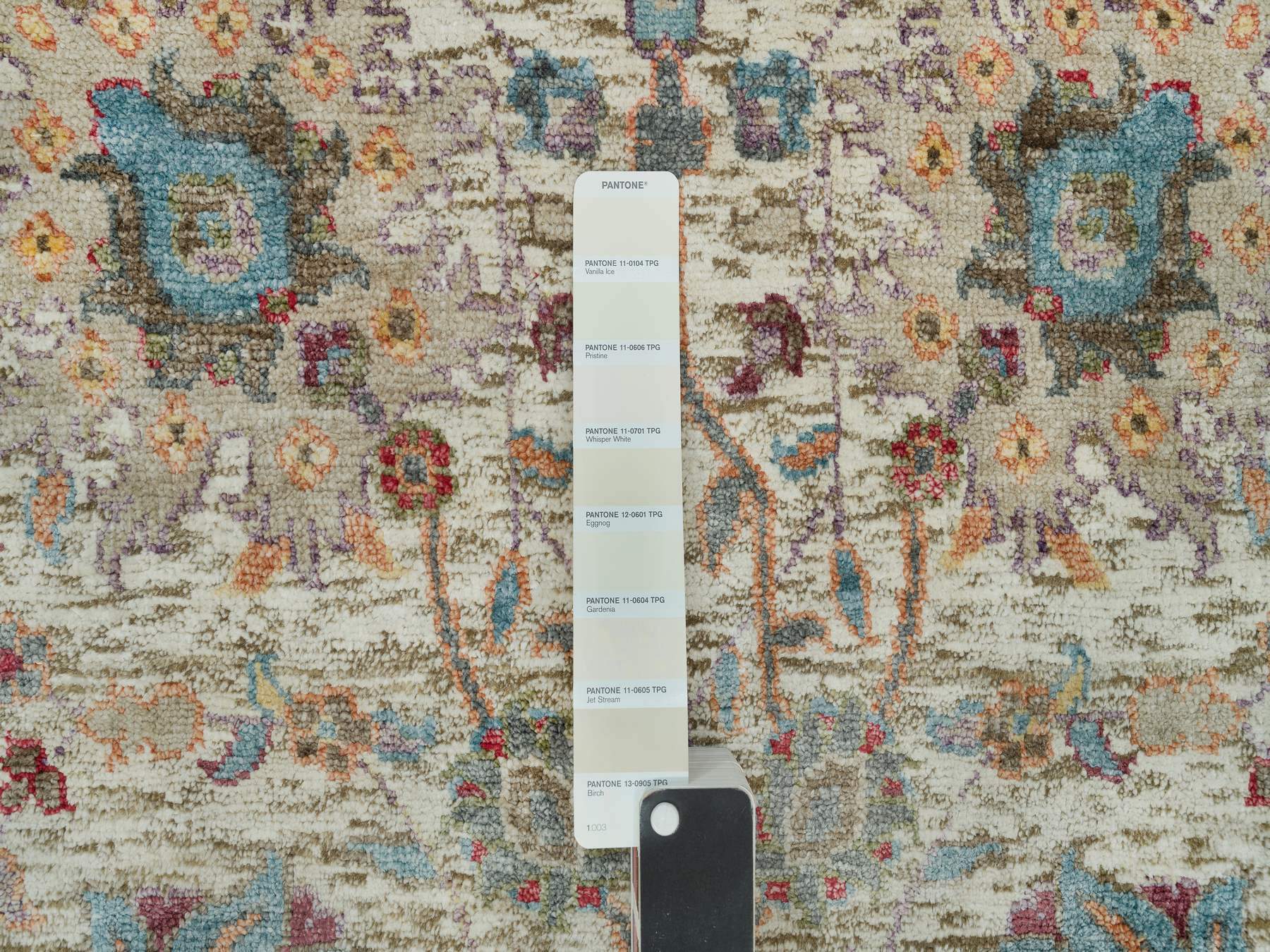 Tabriz Transitional hand-knotted wool/silk rug in Ivory, 6' x 6' — SKU O090258 (view 4)