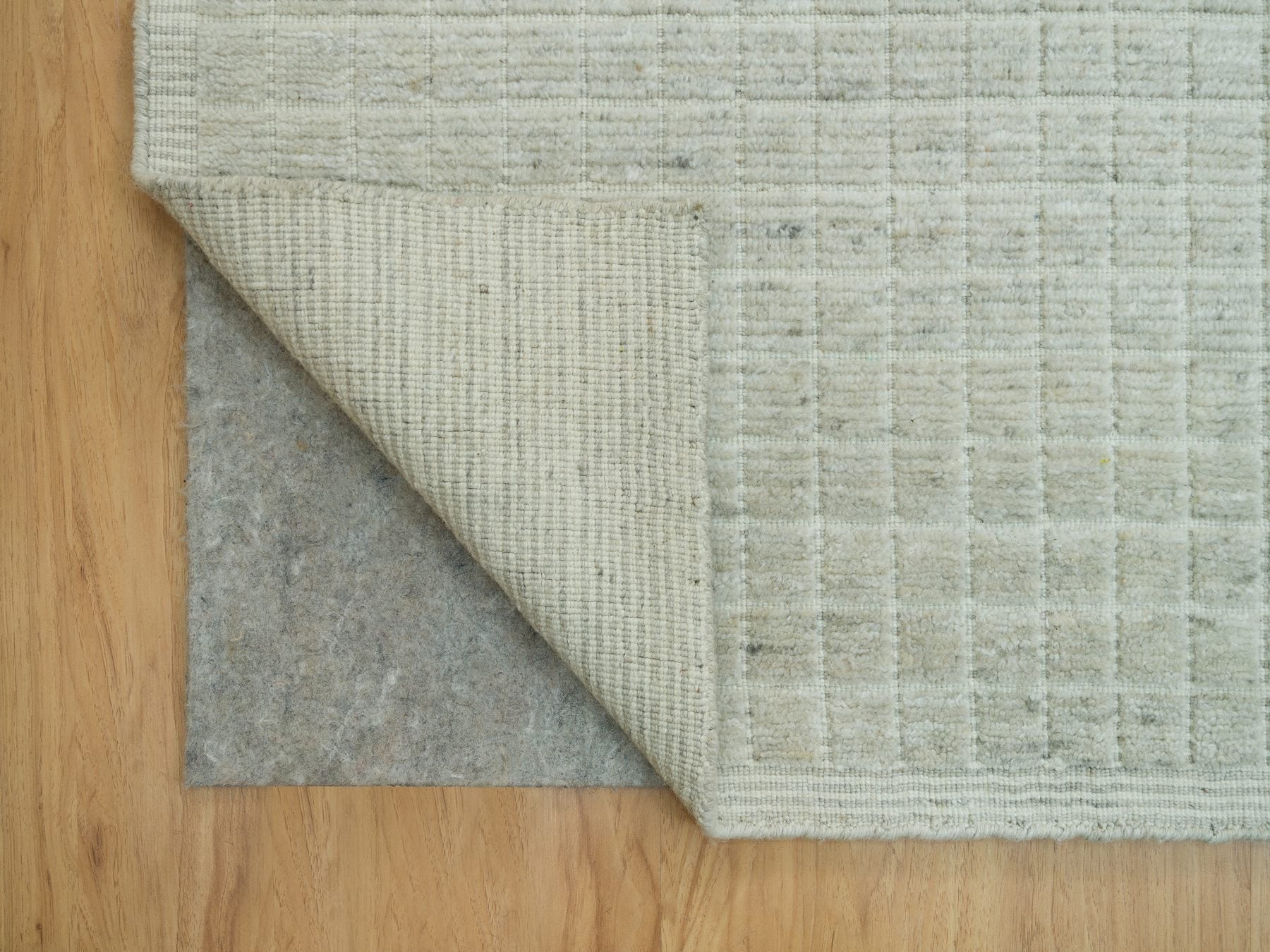 Modern / Contemporary hand-knotted wool rug in Ivory, 10' x 13'9" — SKU O090341 (view 4)