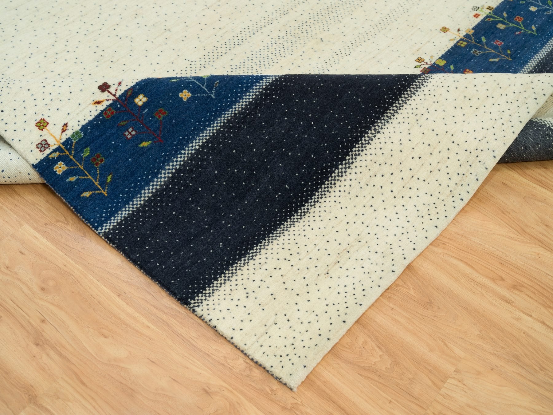 Gabbeh Modern / Contemporary hand-knotted wool rug in Ivory, 8'11" x 12'1" — SKU O090385 (view 6)