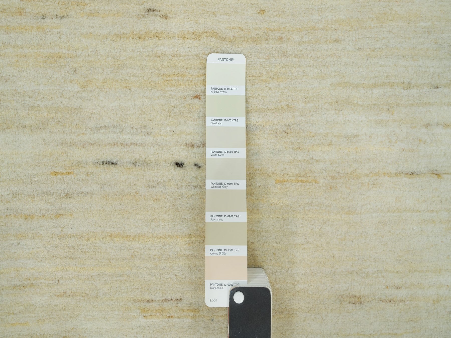 Gabbeh Modern / Contemporary hand-knotted wool runner in Ivory, 4'1" x 9'11" — SKU O090399 (view 4)
