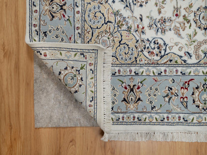 Ivory 5'6" x 5'9" Fine Oriental Hand knotted Wool/Silk Rug - Sku: O091021