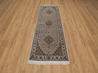 Ivory 2'10" x 8'0" Fine Oriental Hand knotted Wool Rug - Sku: O091025