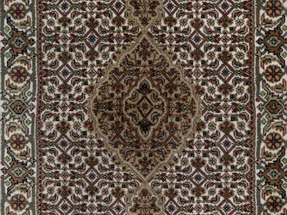 Ivory 2'10" x 8'0" Fine Oriental Hand knotted Wool Rug - Sku: O091025