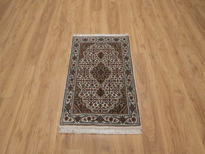 Ivory 2'0" x 3'0" Fine Oriental Hand knotted Wool Rug - Sku: O091030