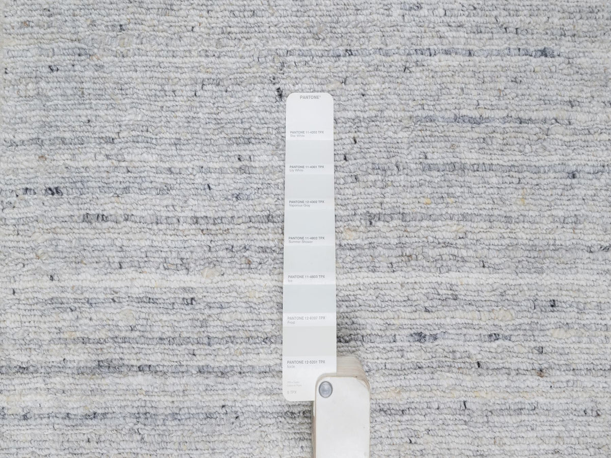 Modern / Contemporary hand-knotted wool rug in Ivory, 2'0" x 3'0", SKU O091203