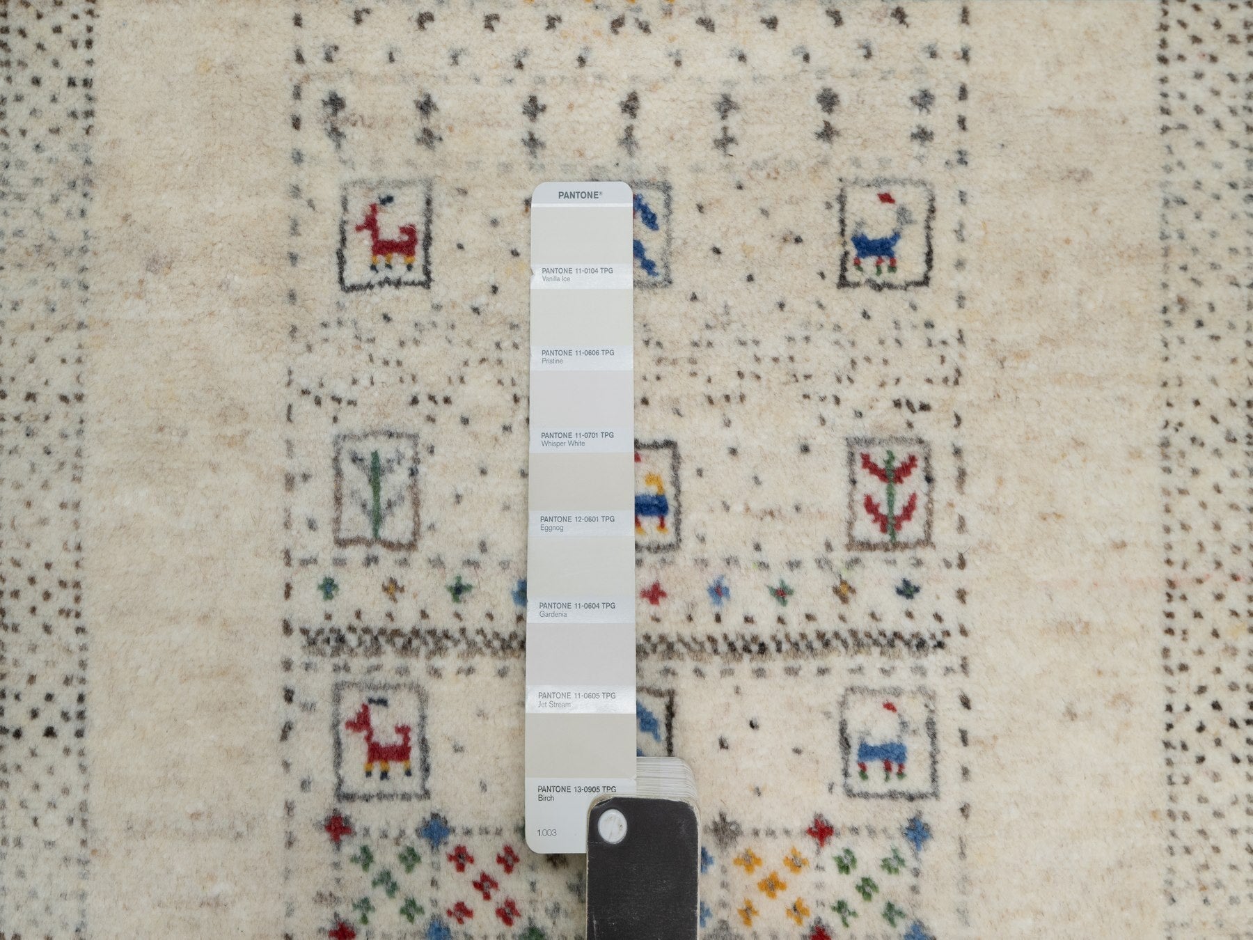 Gabbeh Modern / Contemporary hand-knotted wool rug in Ivory, 2' x 3'1" — SKU O091321 (view 4)