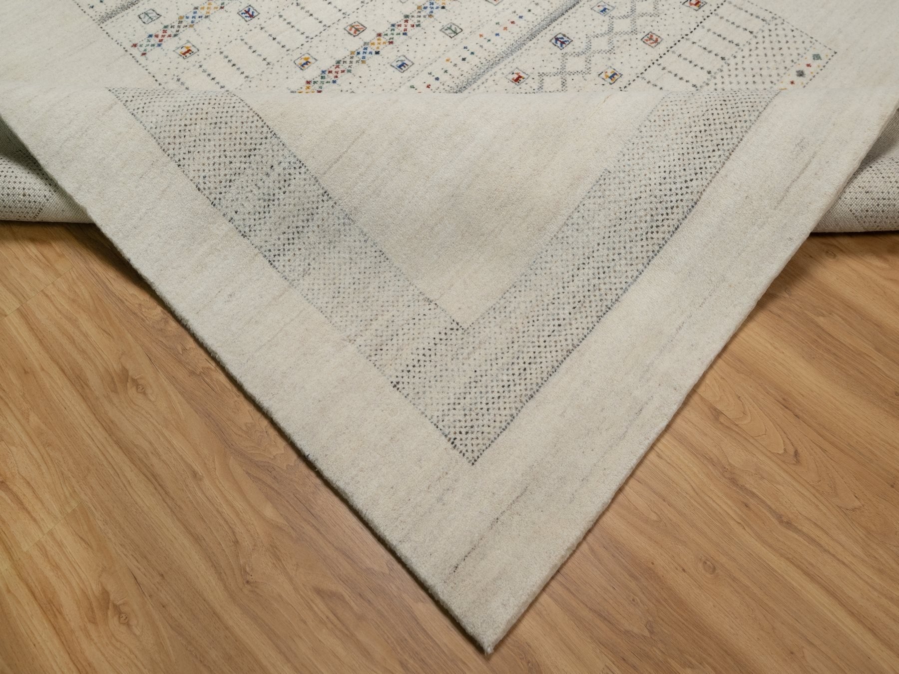 Gabbeh Modern / Contemporary hand-knotted wool rug in Ivory, 8'1" x 10' — SKU O091342 (view 6)