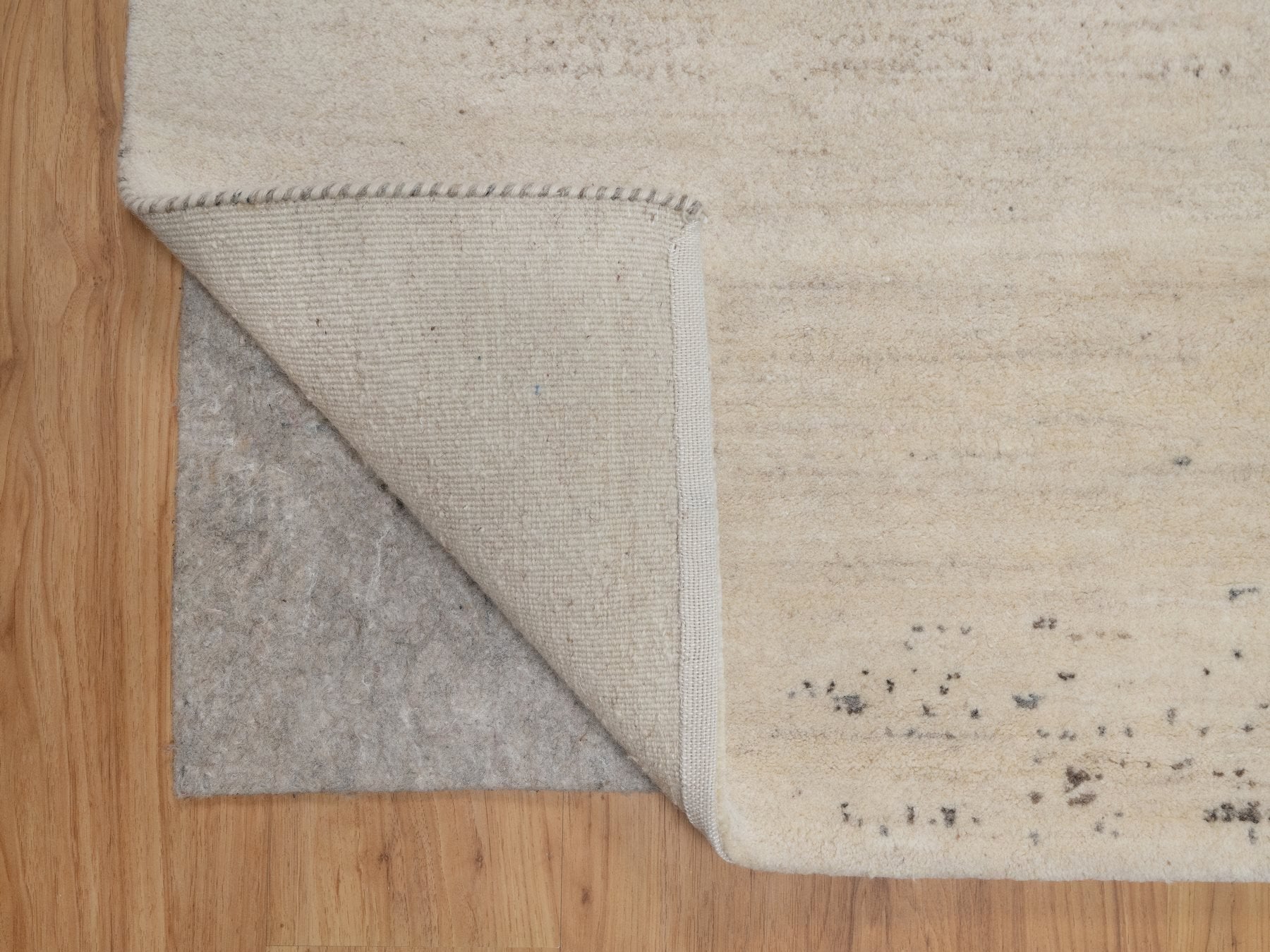 Gabbeh Modern / Contemporary hand-knotted wool rug in Ivory, 8'2" x 10' — SKU O091344 (view 4)