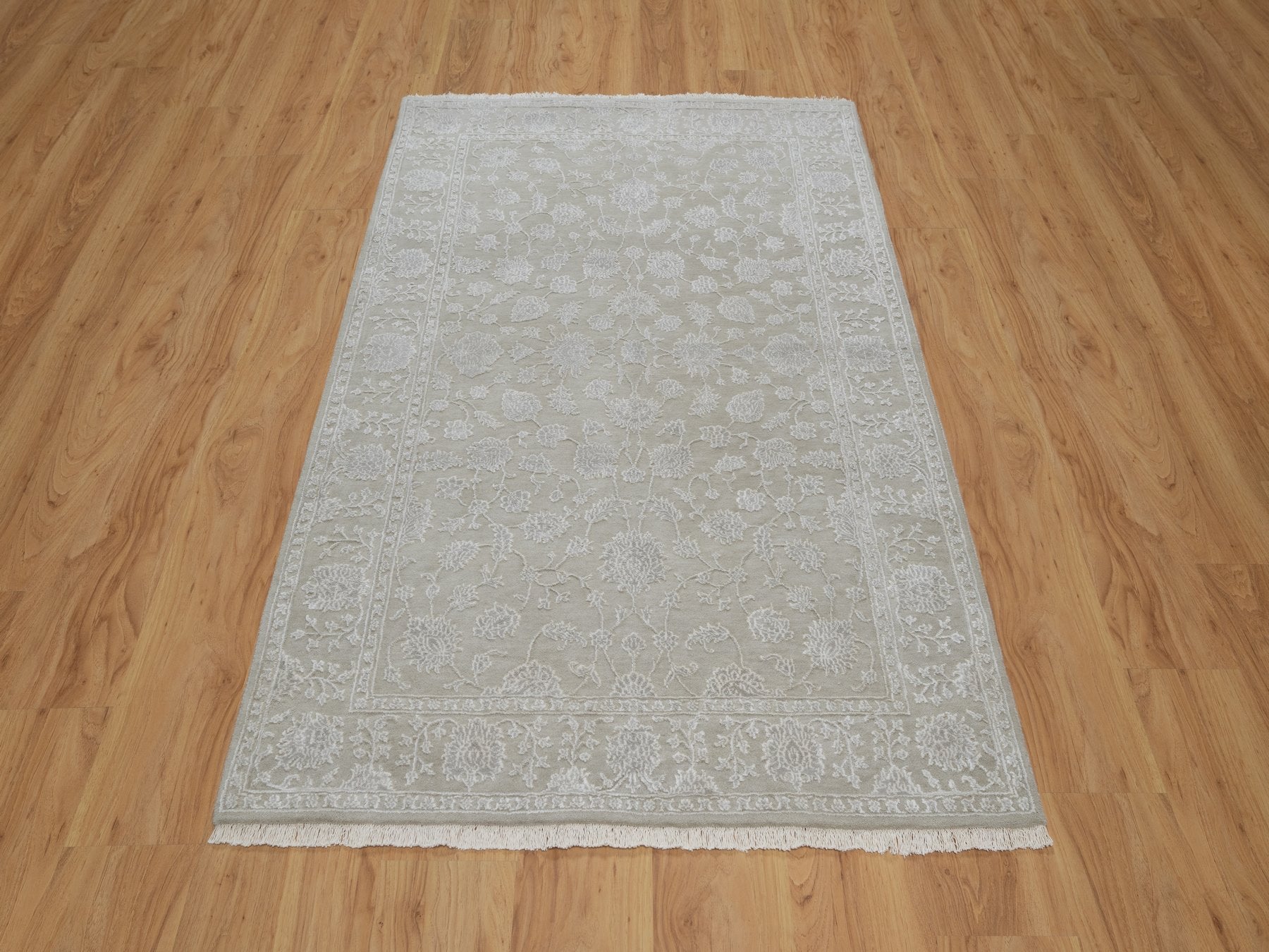 Grey 4'1" x 6'1" Fine Oriental Hand knotted Wool/Silk Rug - Sku: O091355
