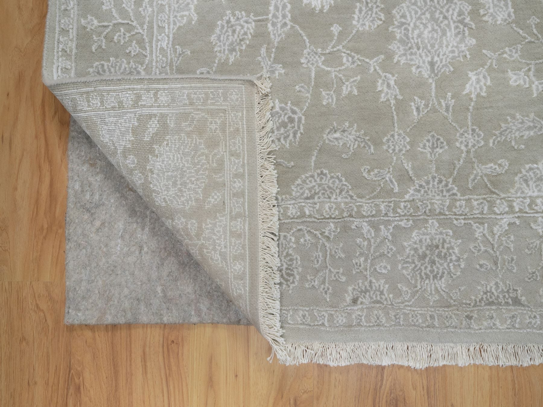 Fine Oriental hand-knotted wool/silk rug in Gray, 4'1" x 6'1" — SKU O091355 (view 3)