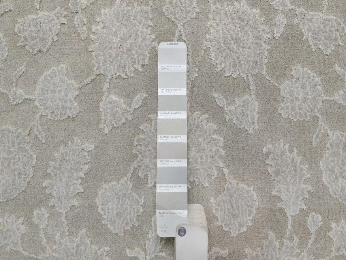 Fine Oriental hand-knotted wool/silk rug in Gray, 4'9" x 6'10" — SKU O091356 (view 4)