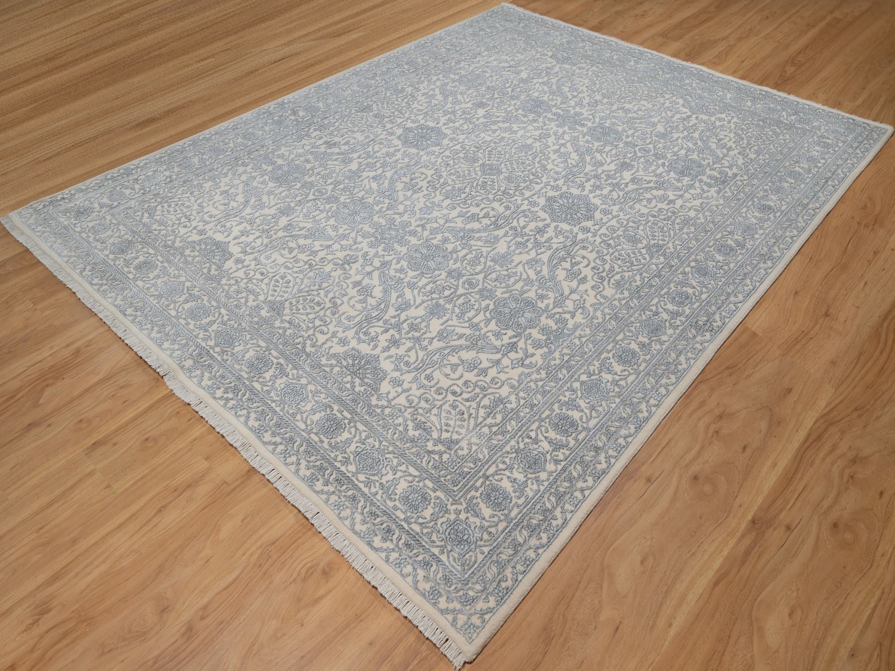 Fine Oriental hand-knotted wool/silk rug in Ivory, 7'9" x 10'2" — SKU O091366 (view 3)