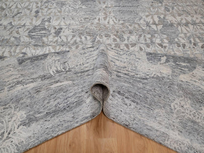 Modern / Contemporary hand-knotted wool rug in Ivory, 8' x 10'1" — SKU O091422 (view 5)