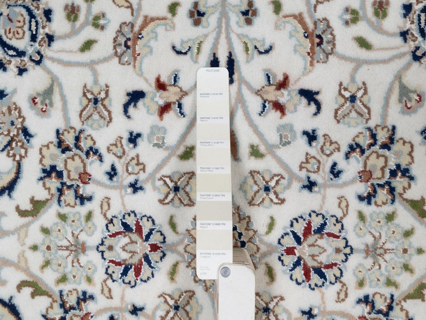 Nain Fine Oriental hand-knotted wool/silk rug in Ivory, 5'2" x 5'2" — SKU O091564 (view 4)
