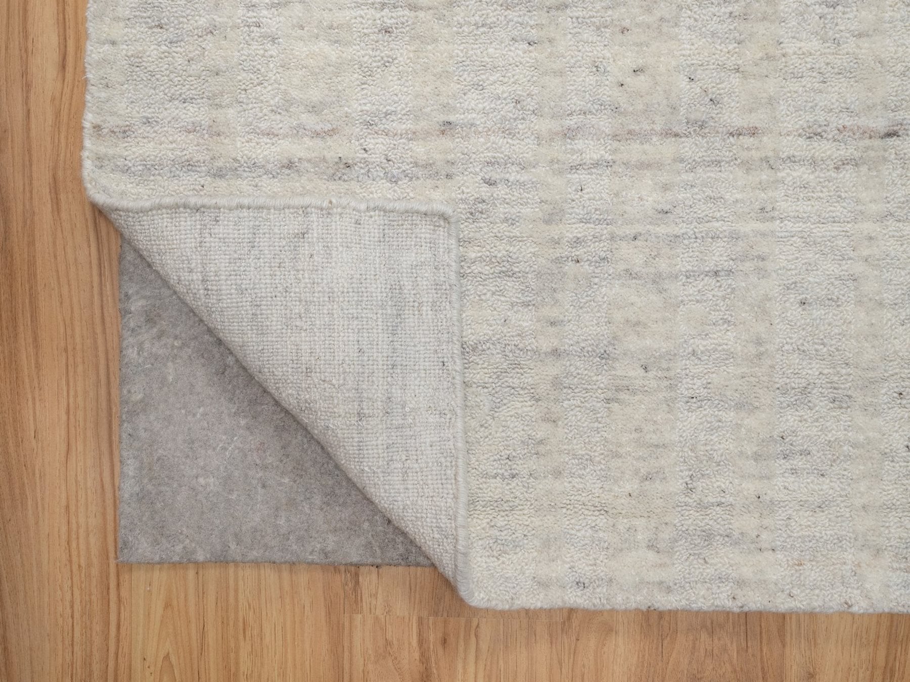 Modern / Contemporary hand-knotted wool runner in Ivory, 2'7" x 12' — SKU O091668 (view 3)