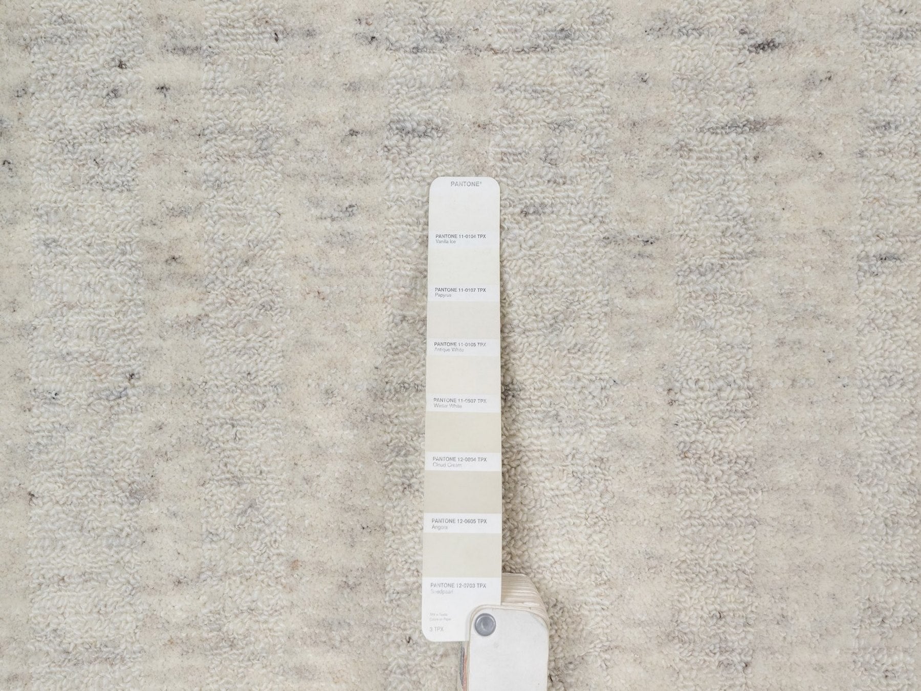 Modern / Contemporary hand-knotted wool runner in Ivory, 2'7" x 12' — SKU O091668 (view 4)