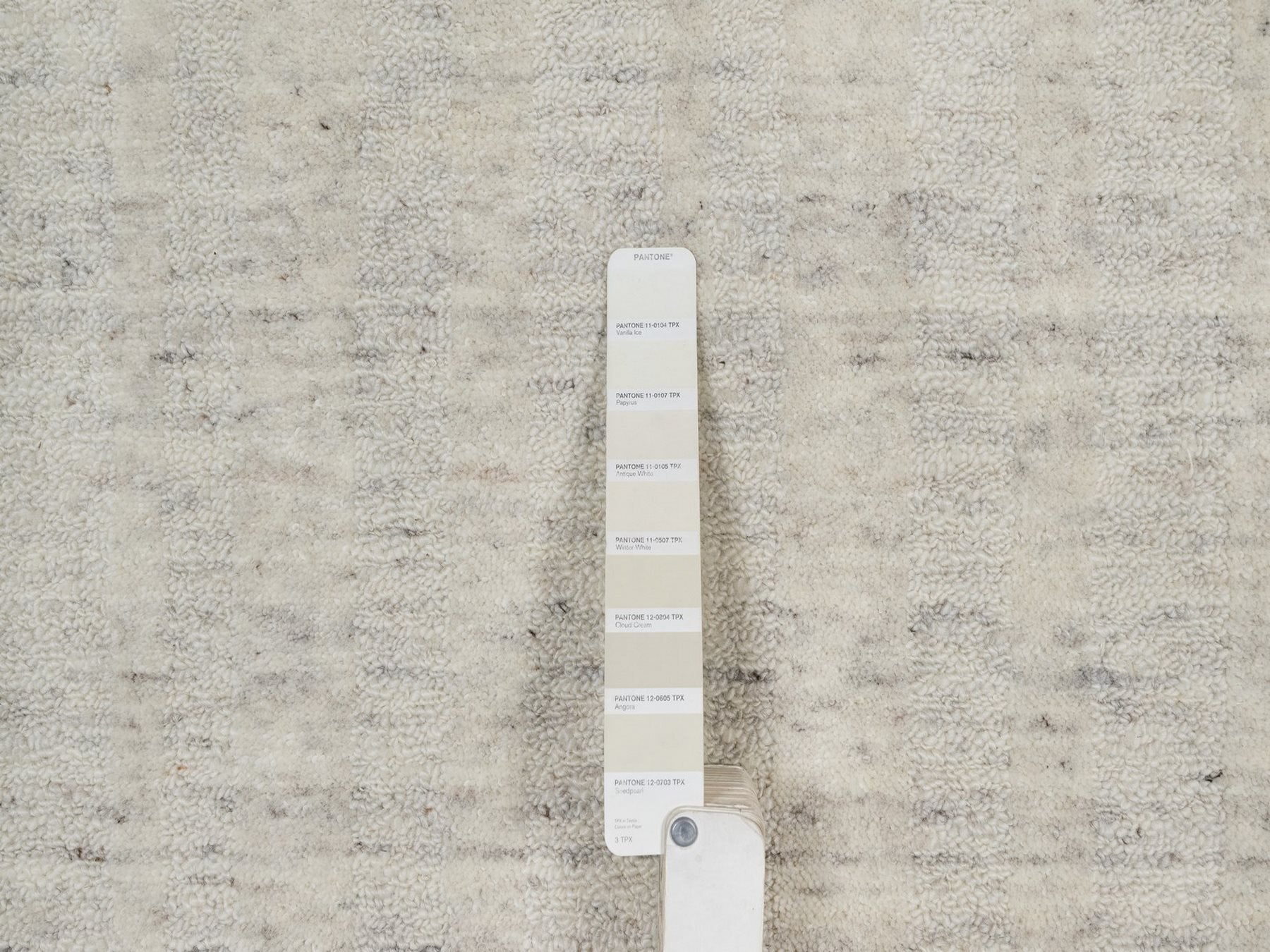 Modern / Contemporary hand-knotted wool runner in Ivory, 2'5" x 10' — SKU O091670 (view 4)