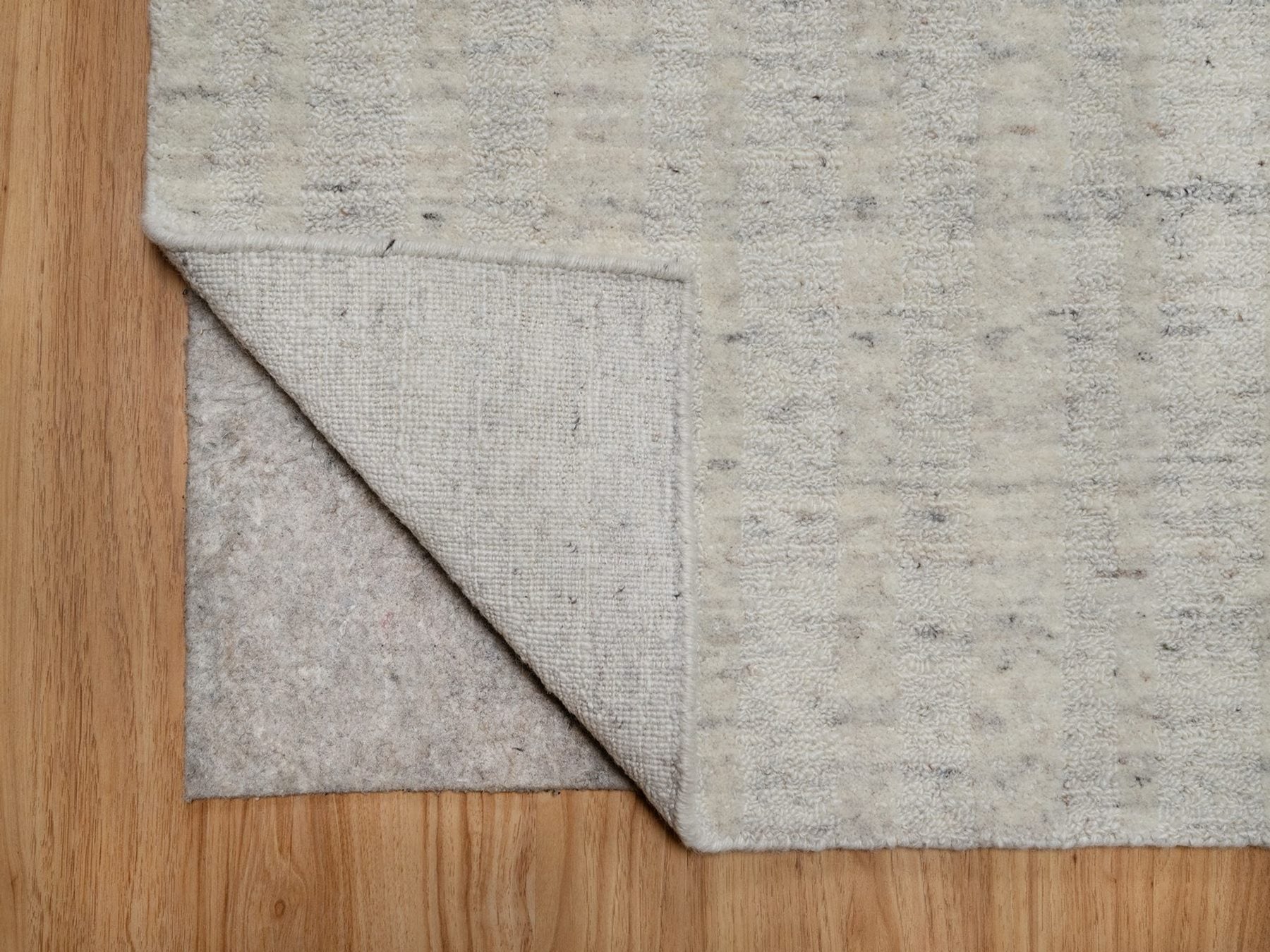 Modern / Contemporary hand-knotted wool runner in Ivory, 2'6" x 9'11" — SKU O091671 (view 3)
