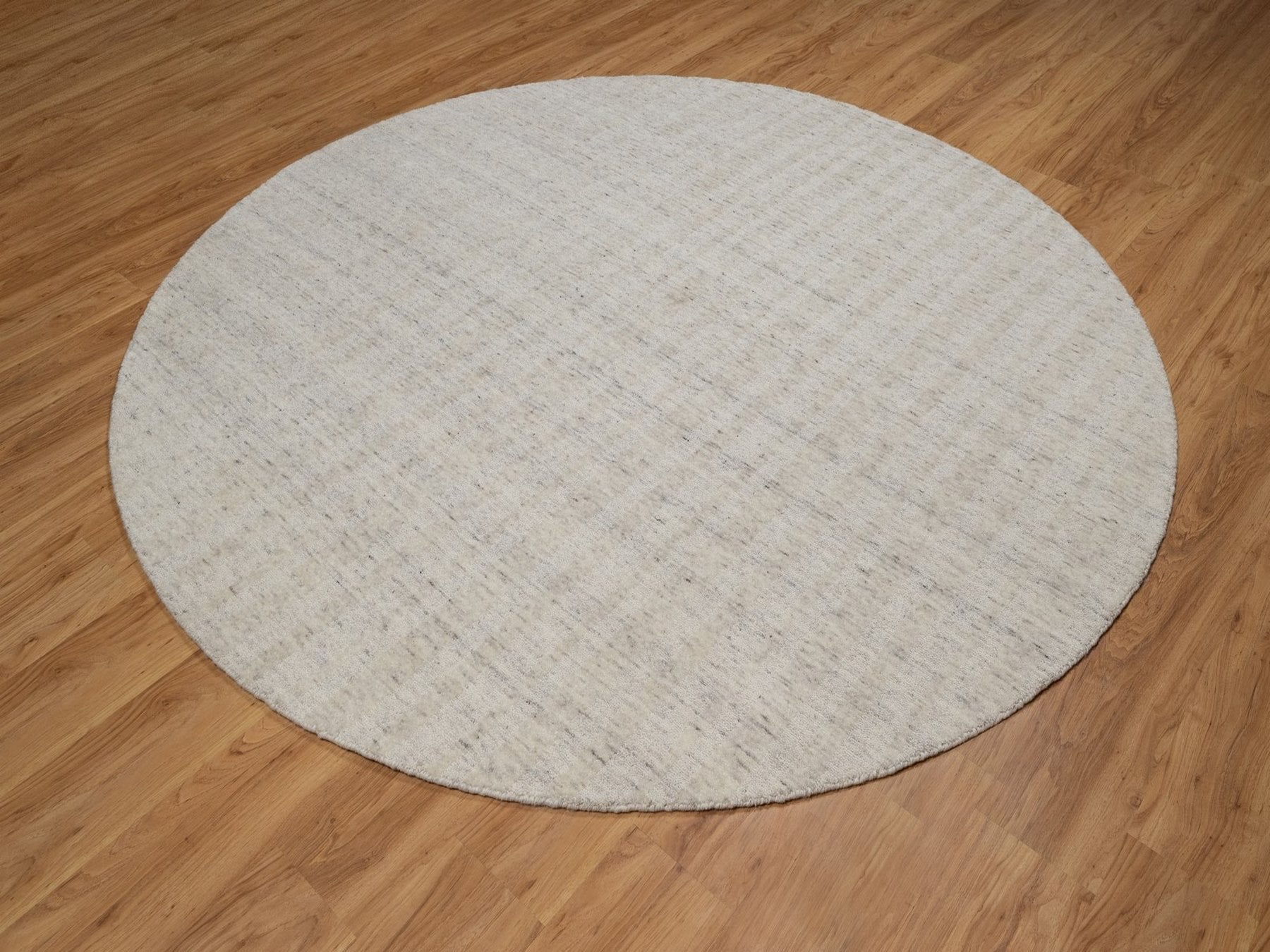 Modern / Contemporary hand-knotted wool rug in Ivory, 7'11" x 7'11" — SKU O091676 (view 3)