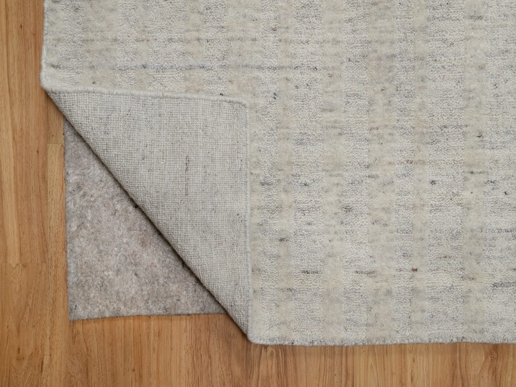 Modern / Contemporary hand-knotted wool rug in Ivory, 8'1" x 10' — SKU O091677 (view 4)
