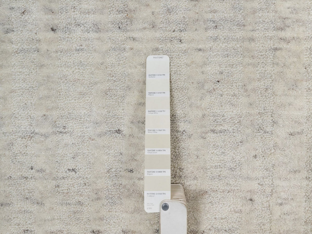 Modern / Contemporary hand-knotted wool rug in Ivory, 8'1" x 10' — SKU O091677 (view 7)