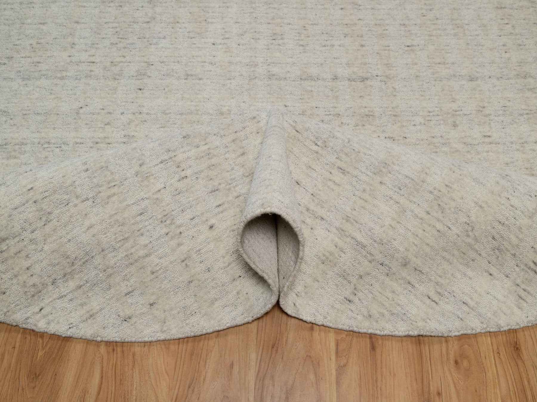 Modern / Contemporary hand-knotted wool rug in Ivory, 7'11" x 7'11" — SKU O091680 (view 5)