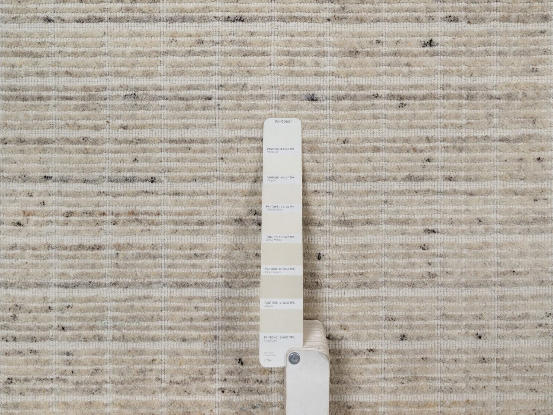 Modern / Contemporary hand-knotted wool rug in Ivory, 10'1" x 14' — SKU O091684 (view 7)