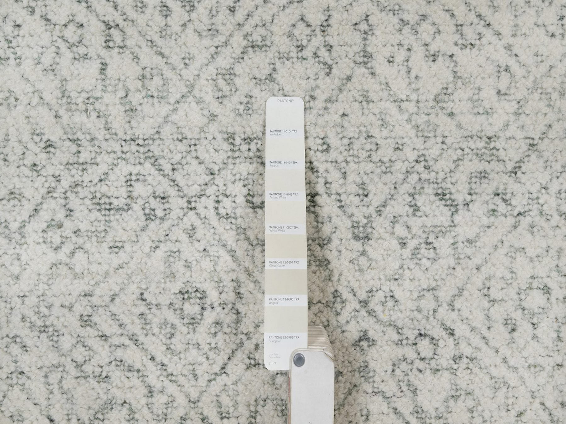 Modern / Contemporary hand-knotted wool rug in Ivory, 8'2" x 10'2" — SKU O091716 (view 7)