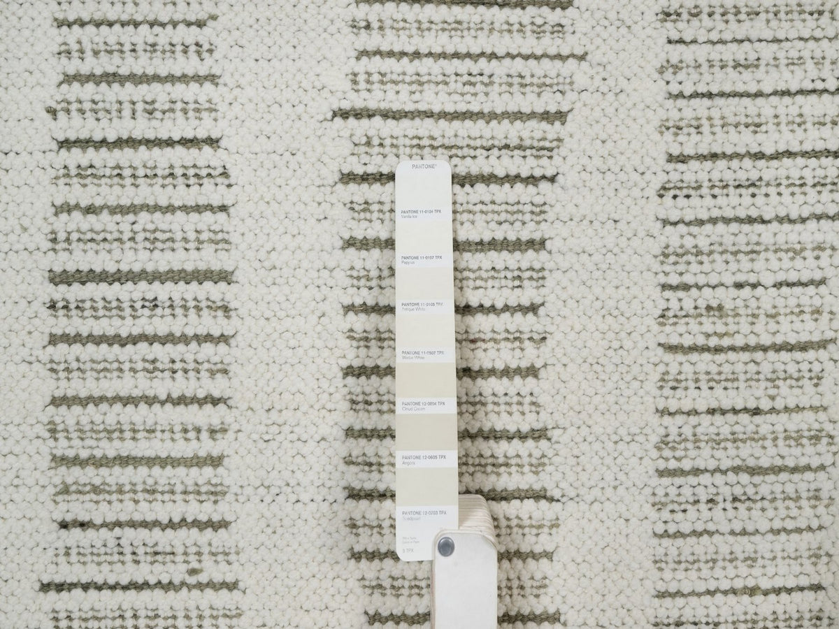 Modern / Contemporary hand-knotted wool runner in Ivory, 2'6" x 11'10" — SKU O091724 (view 4)