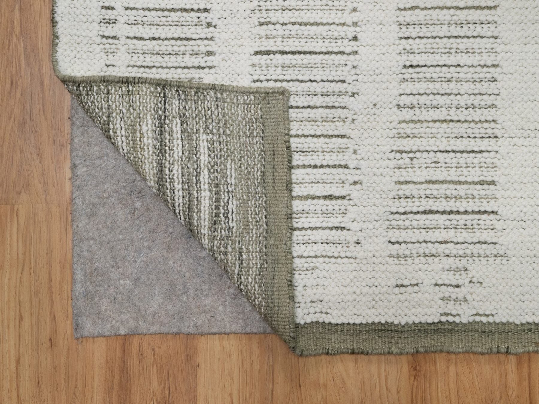 Modern / Contemporary hand-knotted wool runner in Ivory, 2'6" x 9'11" — SKU O091727 (view 3)