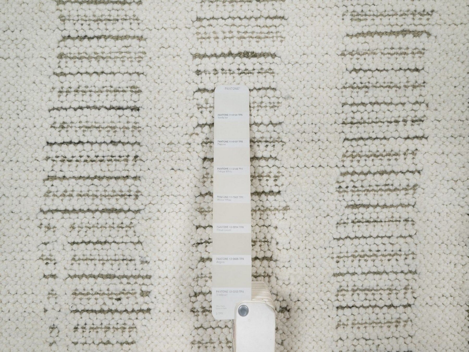 Modern / Contemporary hand-knotted wool rug in Ivory, 2' x 3' — SKU O091731 (view 4)