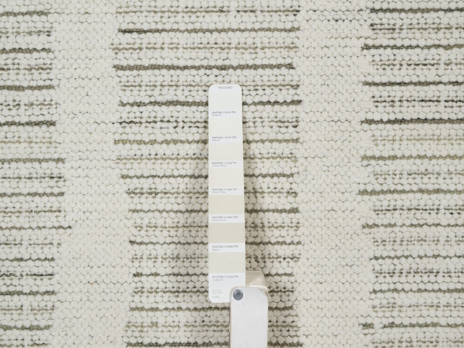 Modern / Contemporary hand-knotted wool rug in Ivory, 5'10" x 5'10" — SKU O091739 (view 4)