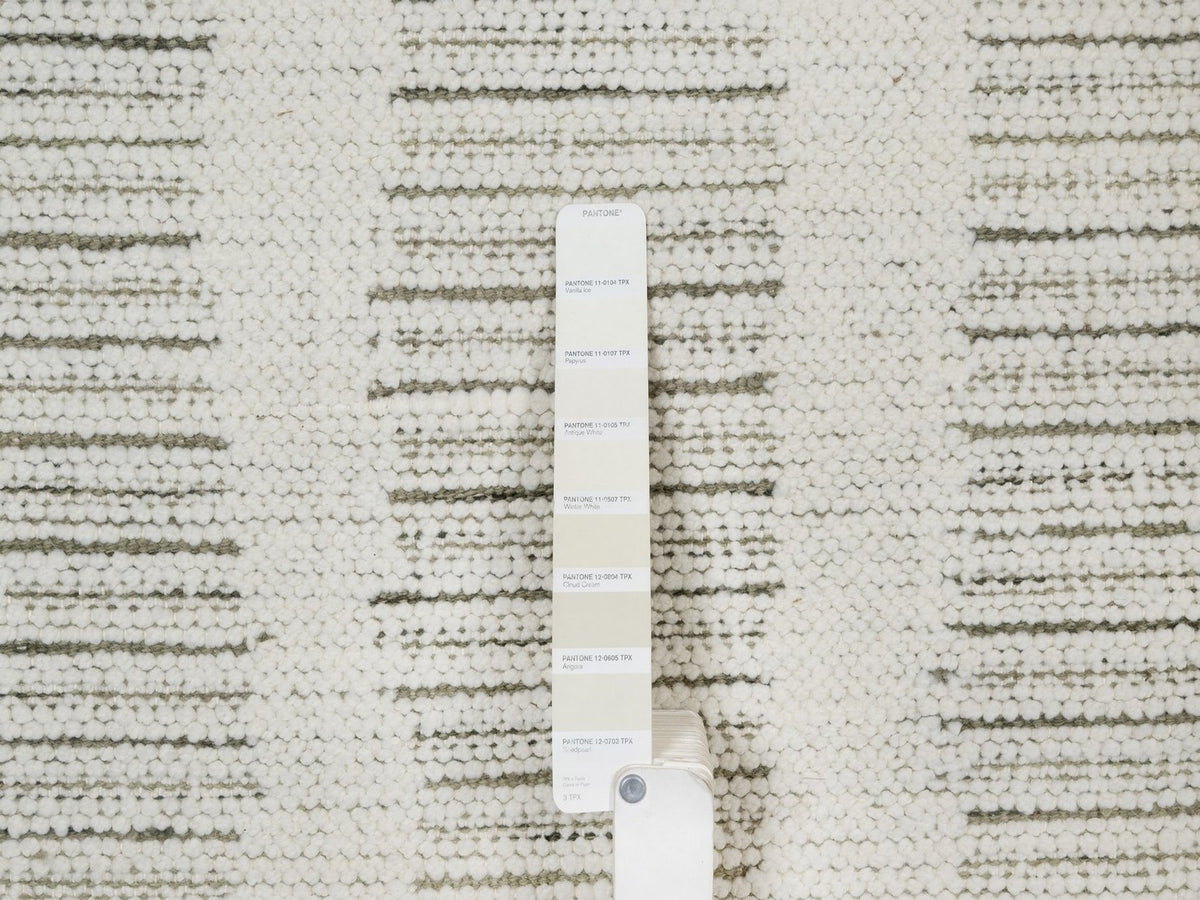 Modern / Contemporary hand-knotted wool rug in Ivory, 4'10" x 4'10" — SKU O091741 (view 4)