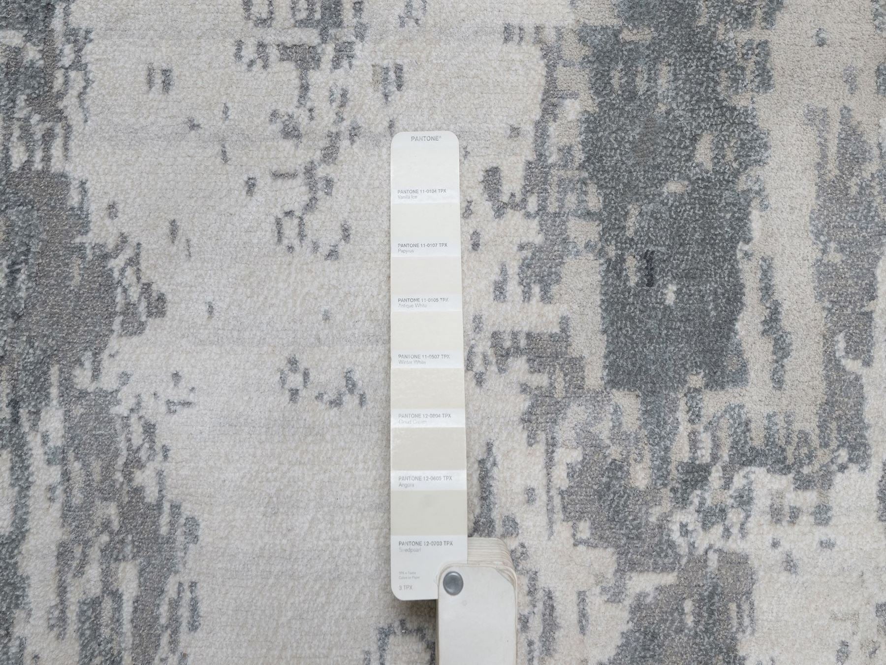 Modern / Contemporary hand-knotted wool/silk runner in Ivory, 2'8" x 23'10" — SKU O091784 (view 4)