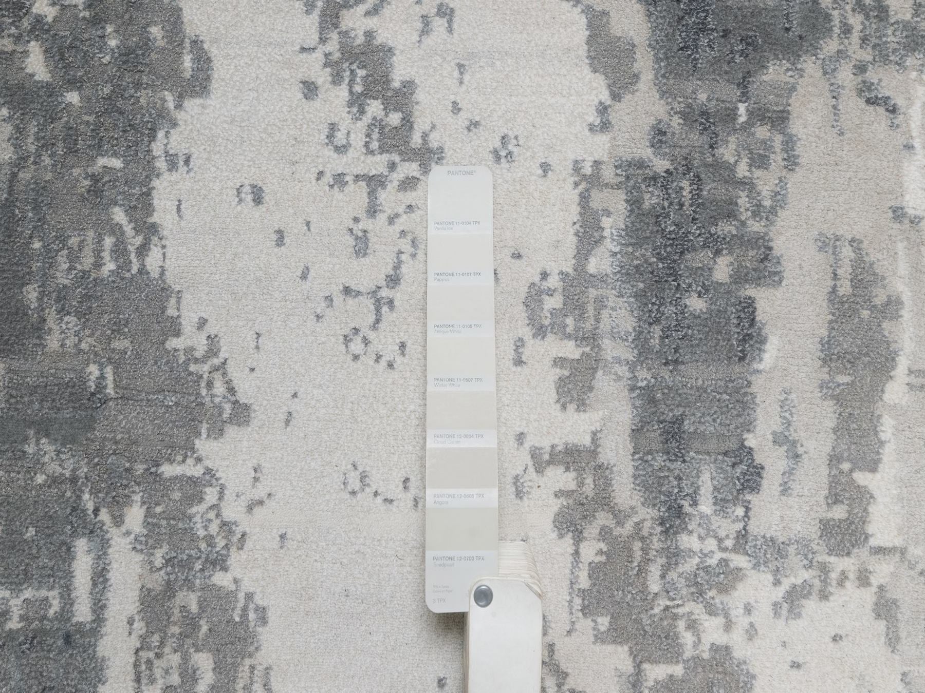 Modern / Contemporary hand-knotted wool/silk runner in Ivory, 2'7" x 26' — SKU O091785 (view 4)