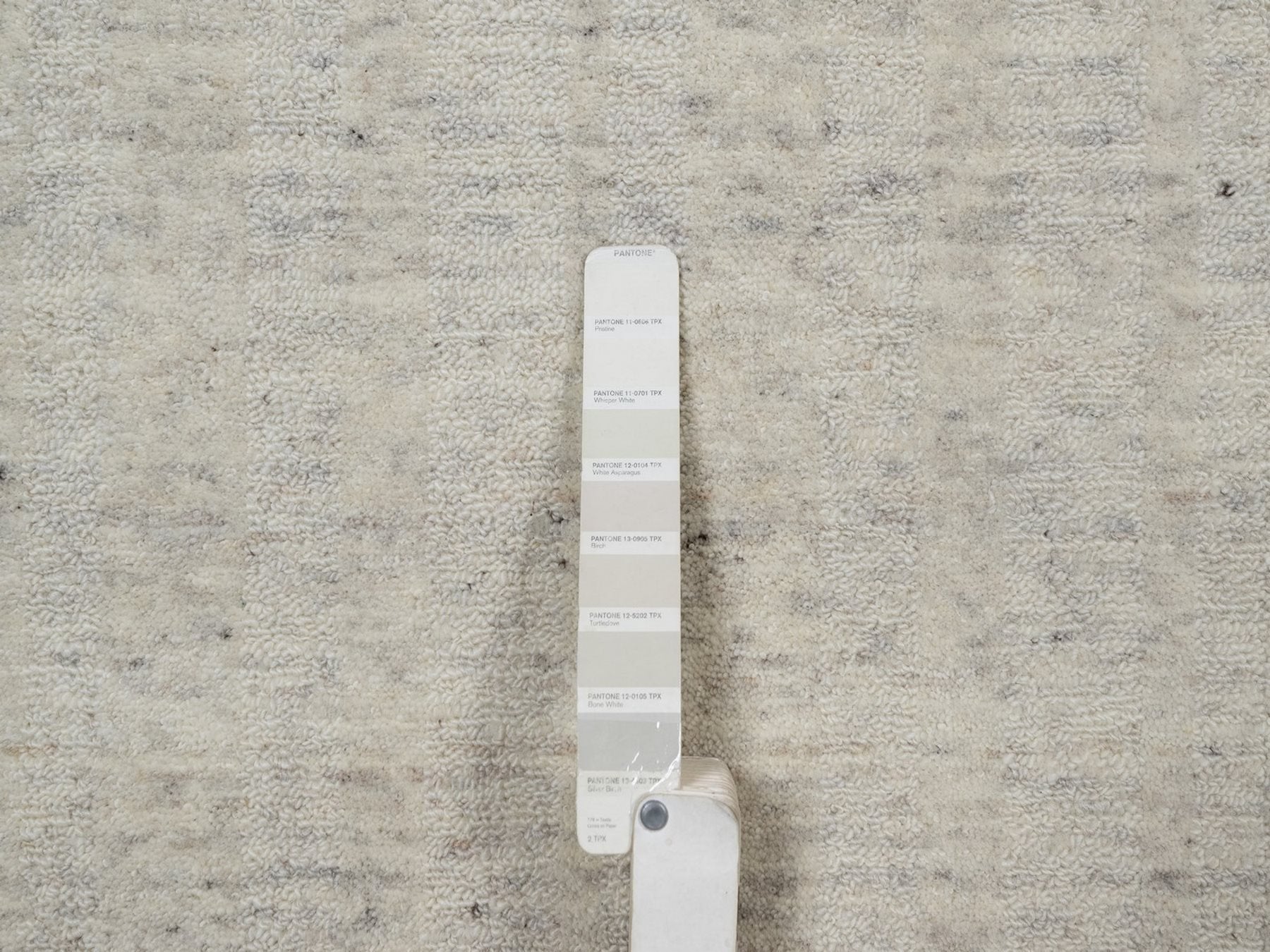 Modern / Contemporary hand-knotted wool runner in Ivory, 2'7" x 8' — SKU O091792 (view 4)