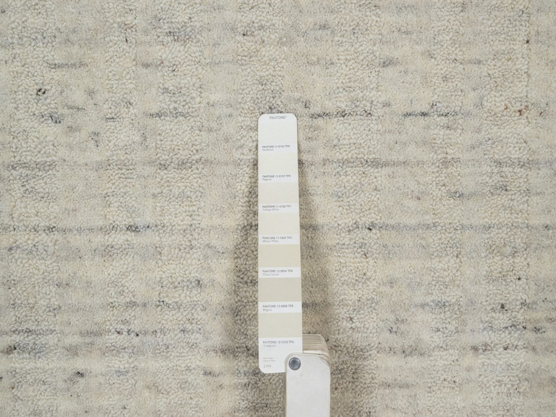 Modern / Contemporary hand-knotted wool rug in Ivory, 4'11" x 4'11" — SKU O091793 (view 4)