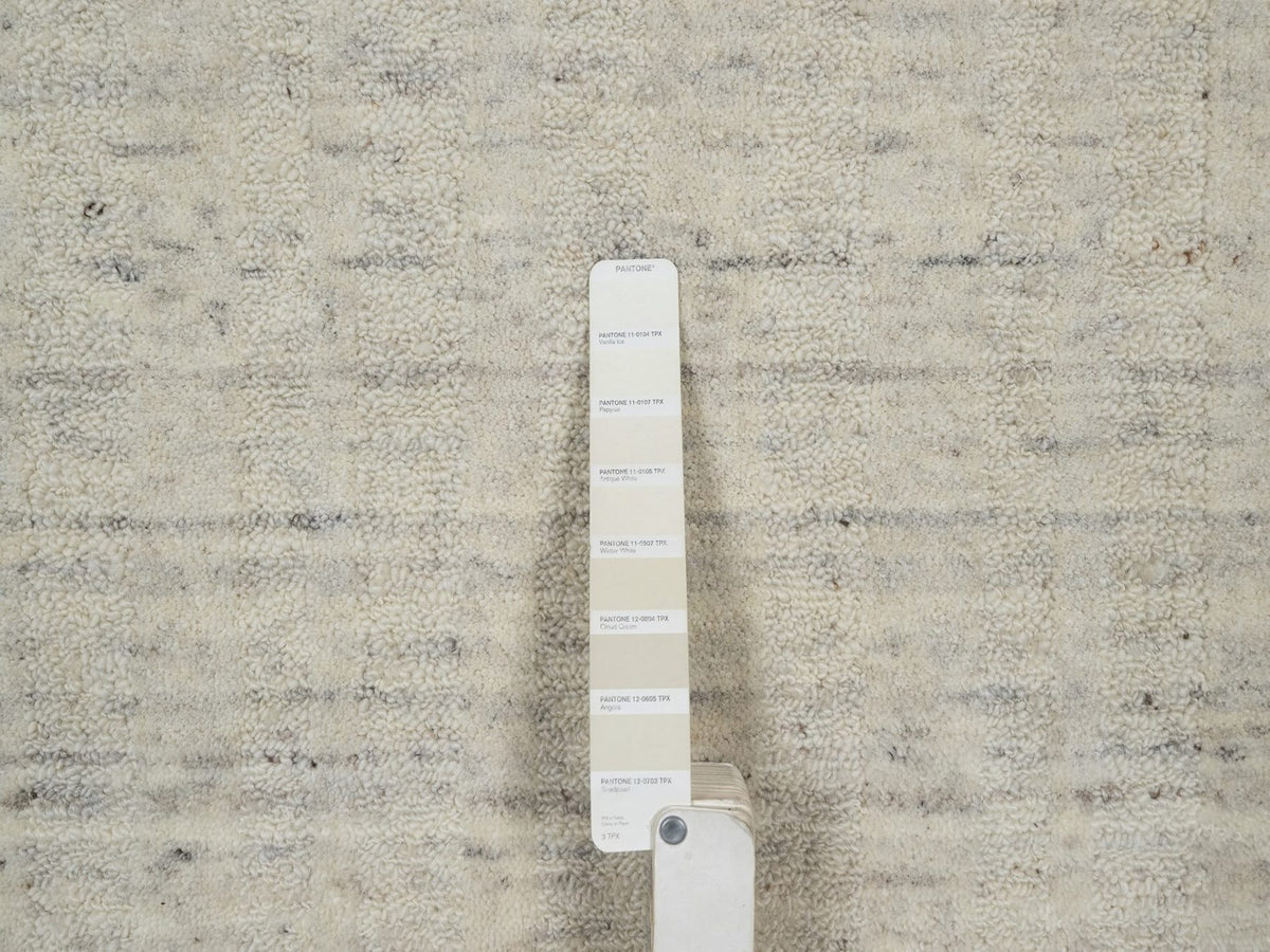 Modern / Contemporary hand-knotted wool rug in Ivory, 4'11" x 4'11" — SKU O091794 (view 4)