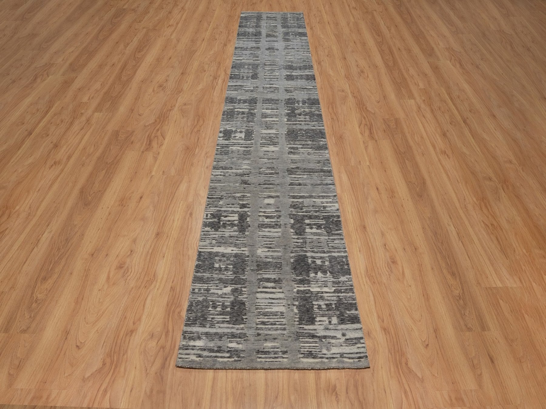 Grey 2'6" x 14'0" Modern and Contemporary Hand knotted Wool Rug - Sku: O091810