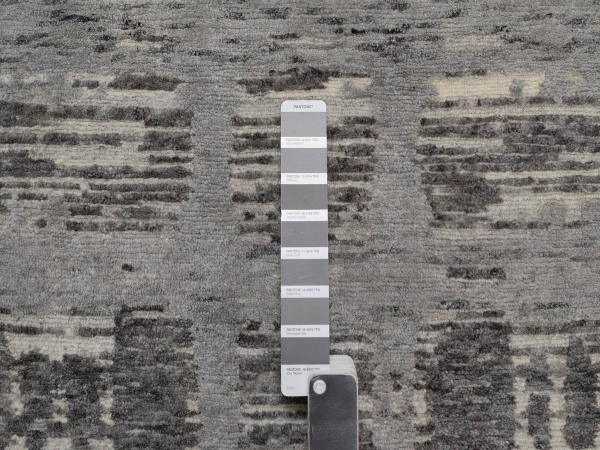 Modern / Contemporary hand-knotted wool runner in Gray, 2'6" x 7'11" — SKU O091812 (view 4)