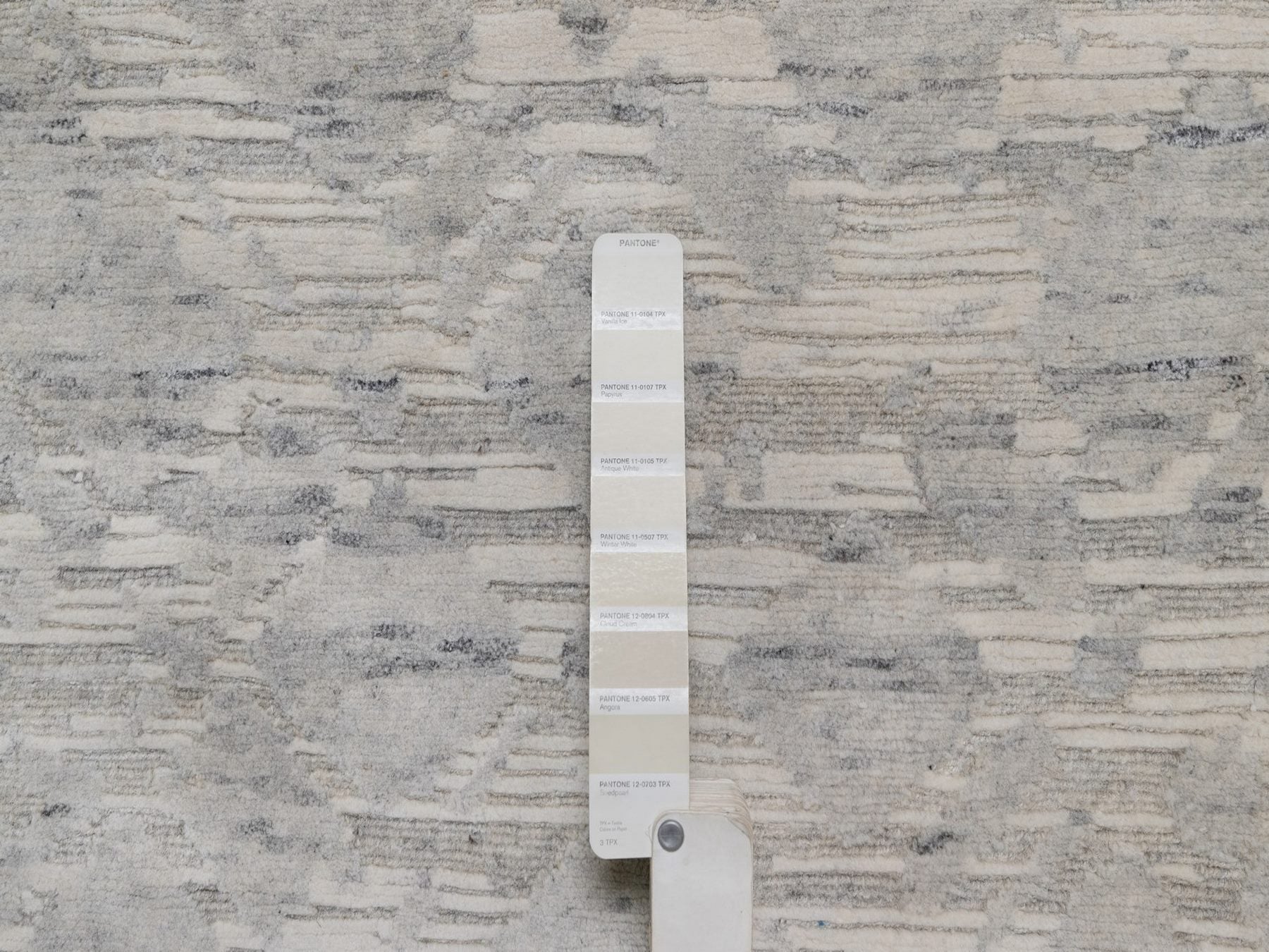 Modern / Contemporary hand-knotted wool runner in Gray, 2'6" x 6'3" — SKU O091814 (view 4)