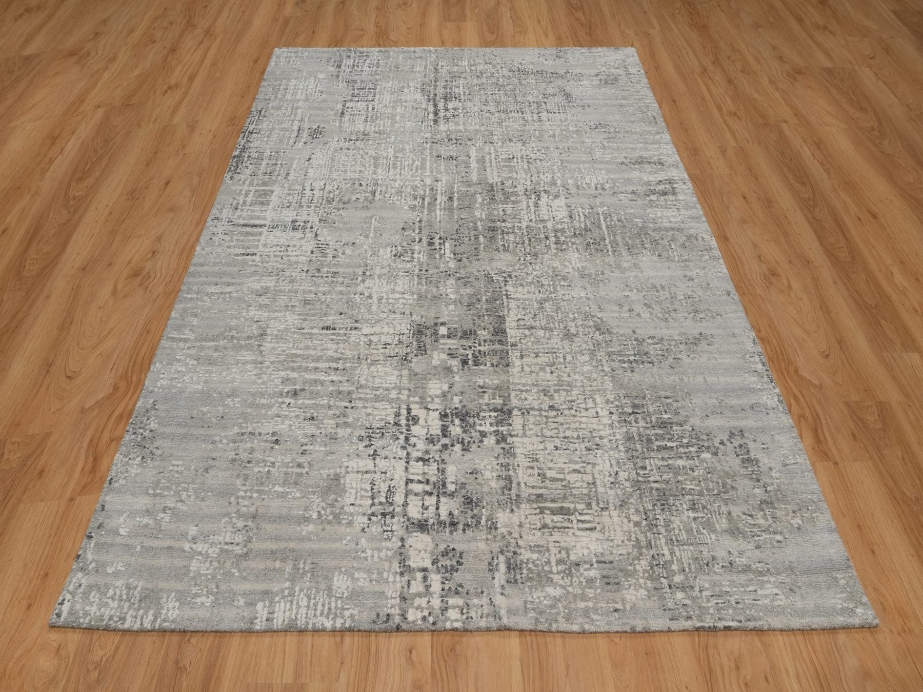 Modern / Contemporary hand-knotted wool rug in Gray, 6'1" x 9' — SKU O091816 (view 2)
